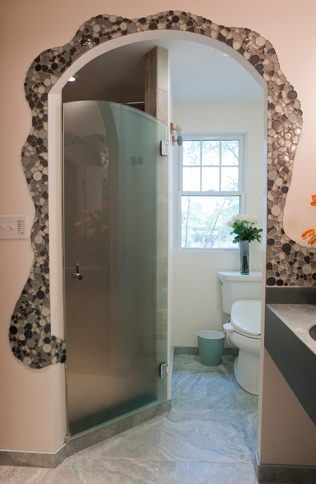 Foto di una piccola stanza da bagno con doccia bohémian con lavabo integrato, top in cemento, doccia alcova, bidè, piastrelle a mosaico, pareti beige e pavimento in gres porcellanato