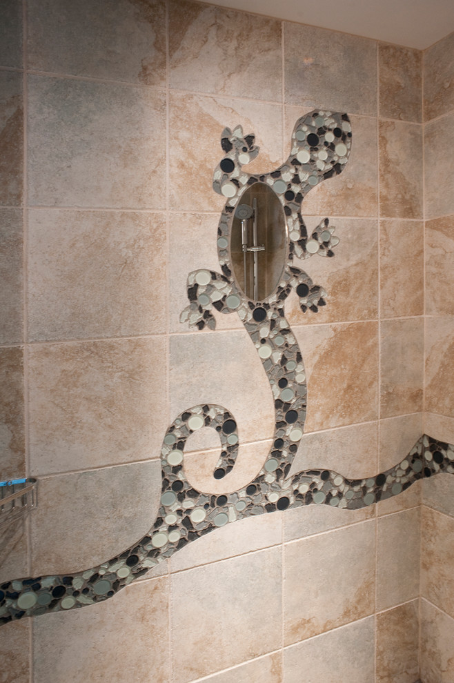 Imagen de cuarto de baño bohemio pequeño con lavabo integrado, encimera de cemento, ducha empotrada, bidé, baldosas y/o azulejos en mosaico, paredes beige, suelo de baldosas de porcelana y aseo y ducha
