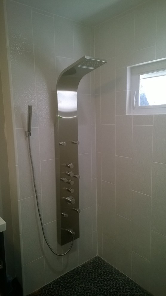 Idéer för ett mellanstort modernt badrum, med svarta skåp, en kantlös dusch och beige väggar