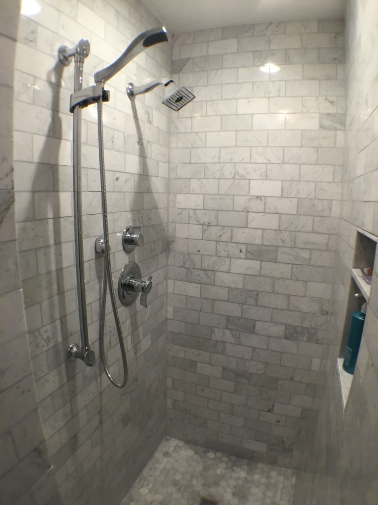 На фото: большая главная ванная комната в викторианском стиле с гидромассажной ванной, открытым душем, серой плиткой, керамогранитной плиткой, фиолетовыми стенами и мраморным полом с