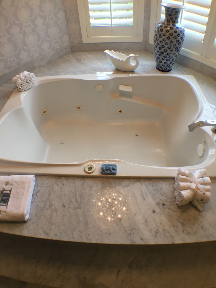 Idee per una grande stanza da bagno padronale vittoriana con vasca idromassaggio e pareti viola