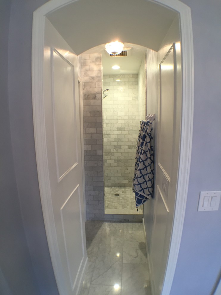 Aménagement d'une grande salle de bain principale victorienne avec un bain bouillonnant, une douche ouverte, un carrelage gris, un mur violet et un sol en marbre.