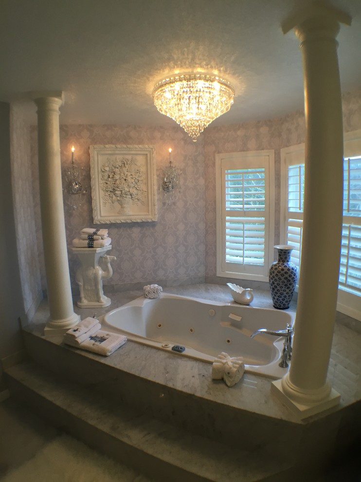 Modelo de cuarto de baño principal tradicional grande con jacuzzi, paredes púrpuras y suelo de mármol