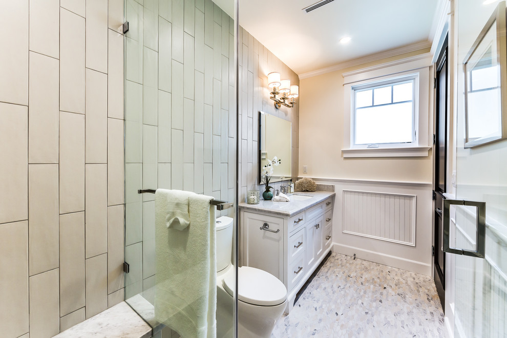 Источник вдохновения для домашнего уюта: ванная комната в классическом стиле с фасадами с утопленной филенкой, белыми фасадами, раздельным унитазом, бежевыми стенами, полом из мозаичной плитки, душевой кабиной, врезной раковиной и серым полом