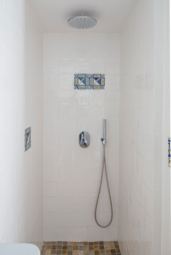 Esempio di una piccola stanza da bagno con doccia mediterranea con lavabo sospeso, doccia aperta, WC sospeso, piastrelle bianche, piastrelle in ceramica, pareti bianche e pavimento in terracotta