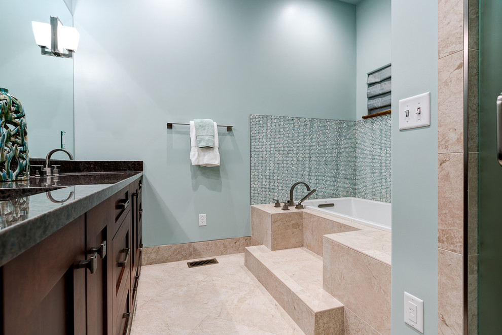 Idées déco pour une douche en alcôve principale craftsman de taille moyenne avec une baignoire posée, WC à poser, un mur bleu, un sol en carrelage de céramique, un lavabo posé et un plan de toilette en granite.