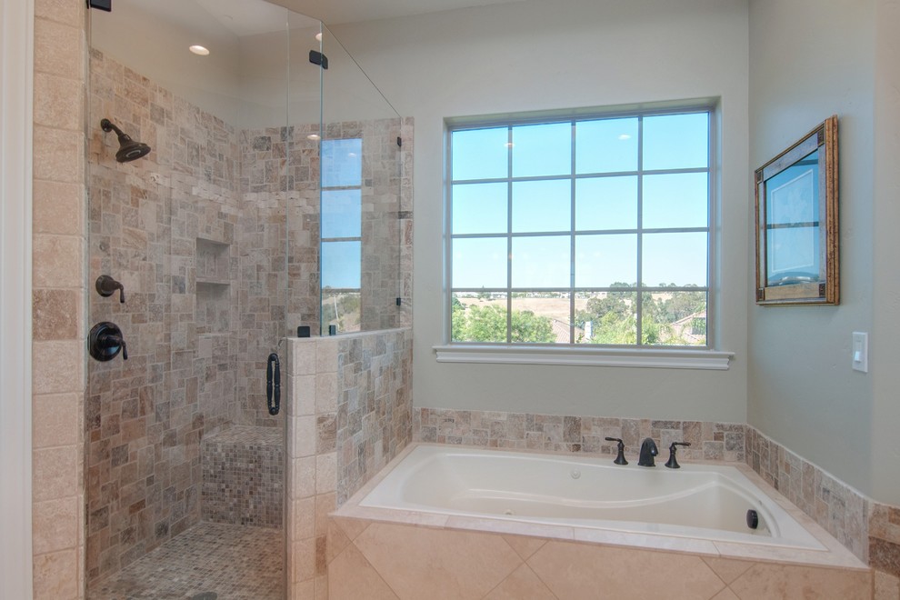 Exempel på ett stort medelhavsstil en-suite badrum, med en jacuzzi, beige väggar, travertin golv och granitbänkskiva