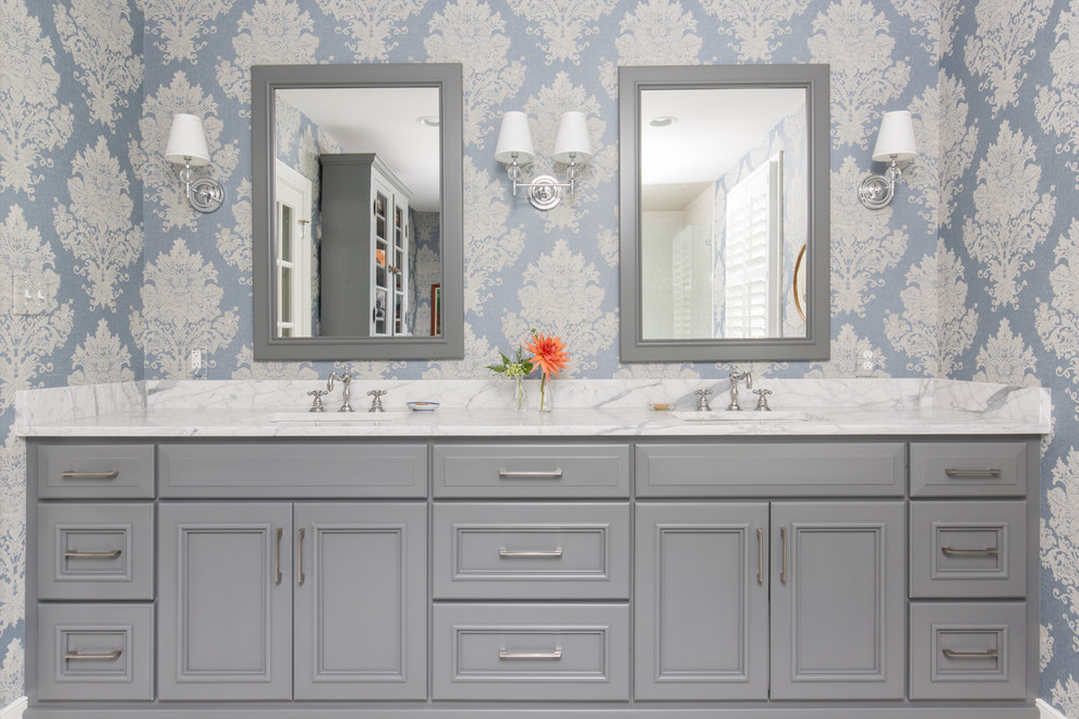 На фото: большая главная ванная комната в классическом стиле с серыми фасадами, врезной раковиной, мраморной столешницей, белой столешницей, фасадами с утопленной филенкой, разноцветными стенами и зеркалом с подсветкой