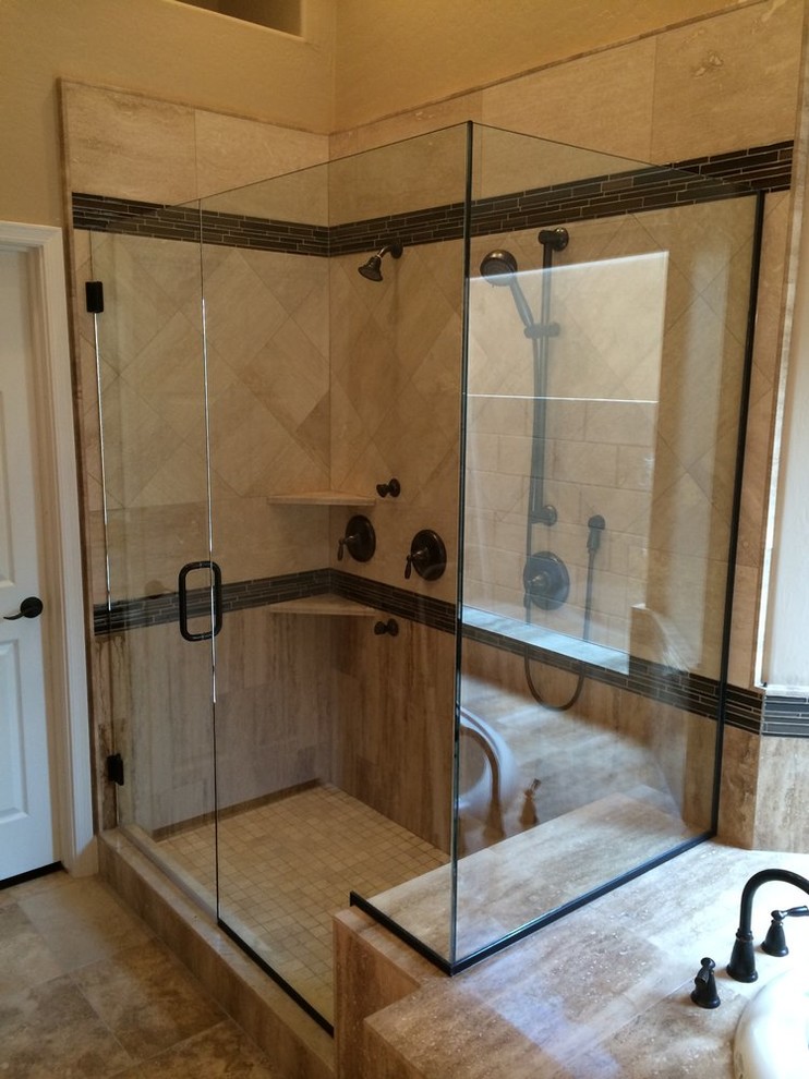 Cette photo montre une salle de bain tendance avec une baignoire posée, une douche d'angle, un carrelage beige, un mur marron, un sol beige et une cabine de douche à porte battante.