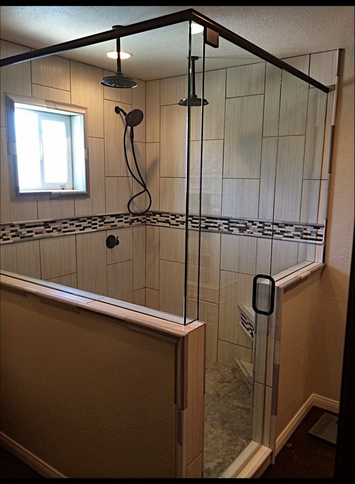 Пример оригинального дизайна: ванная комната в современном стиле с угловым душем, бежевой плиткой и душем с распашными дверями