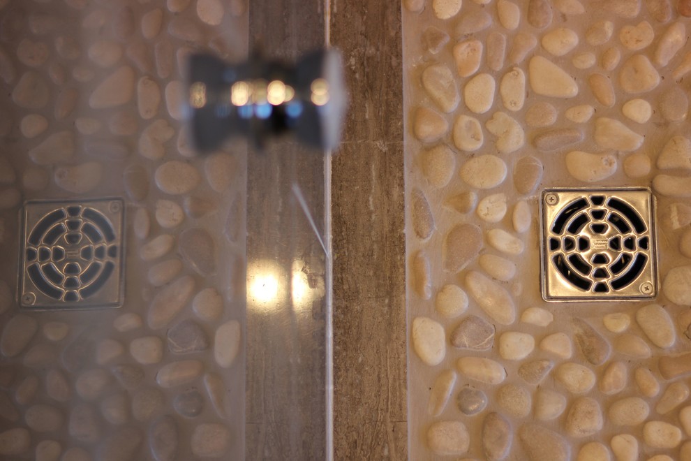 Cette photo montre une douche en alcôve principale méditerranéenne en bois brun de taille moyenne avec un placard en trompe-l'oeil, une baignoire encastrée, WC suspendus, un carrelage gris, un carrelage de pierre, un mur gris, un sol en marbre, une grande vasque et un plan de toilette en marbre.