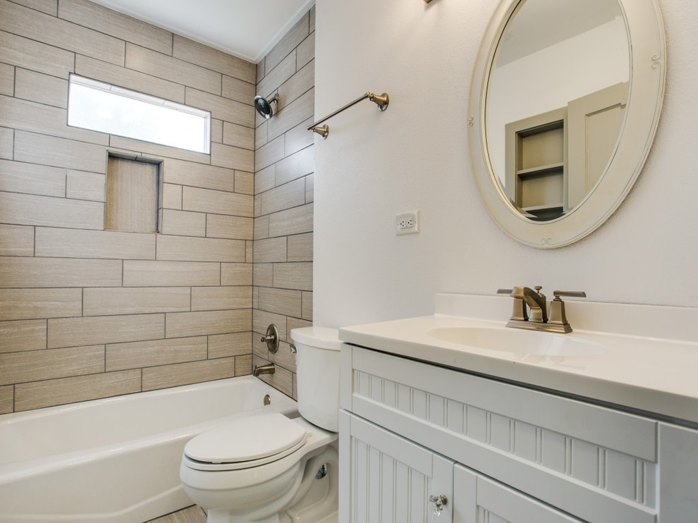Идея дизайна: ванная комната среднего размера в стиле кантри с фасадами в стиле шейкер, серыми фасадами, ванной в нише, душем над ванной, унитазом-моноблоком, бежевой плиткой, керамогранитной плиткой, белыми стенами, душевой кабиной, монолитной раковиной, столешницей из талькохлорита и шторкой для ванной