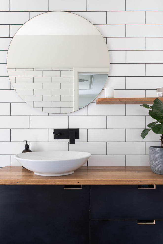 Foto de cuarto de baño minimalista grande con baldosas y/o azulejos blancos, baldosas y/o azulejos de cerámica, encimera de madera y encimeras marrones