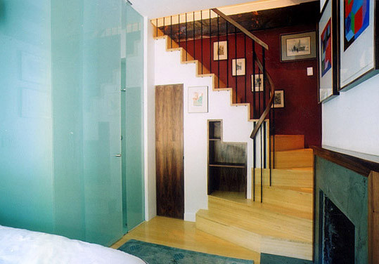 Modernes Badezimmer mit Schrankfronten mit vertiefter Füllung, Eckdusche, blauen Fliesen, Mosaikfliesen, weißer Wandfarbe, Glaswaschbecken/Glaswaschtisch und blauem Boden in Boston
