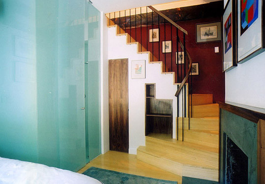 Ejemplo de cuarto de baño contemporáneo con armarios con paneles empotrados, ducha esquinera, baldosas y/o azulejos azules, baldosas y/o azulejos en mosaico, paredes blancas, encimera de vidrio y suelo azul