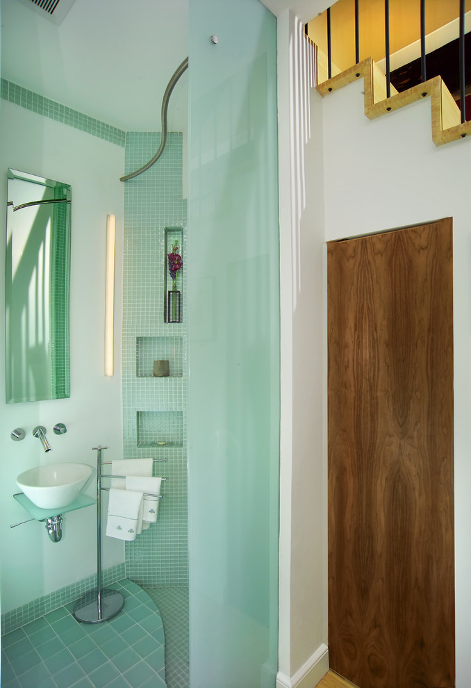 Idee per una stanza da bagno design con piastrelle a mosaico, lavabo a bacinella, ante con riquadro incassato, doccia ad angolo, piastrelle blu, pareti bianche, top in vetro, pavimento blu e doccia con tenda