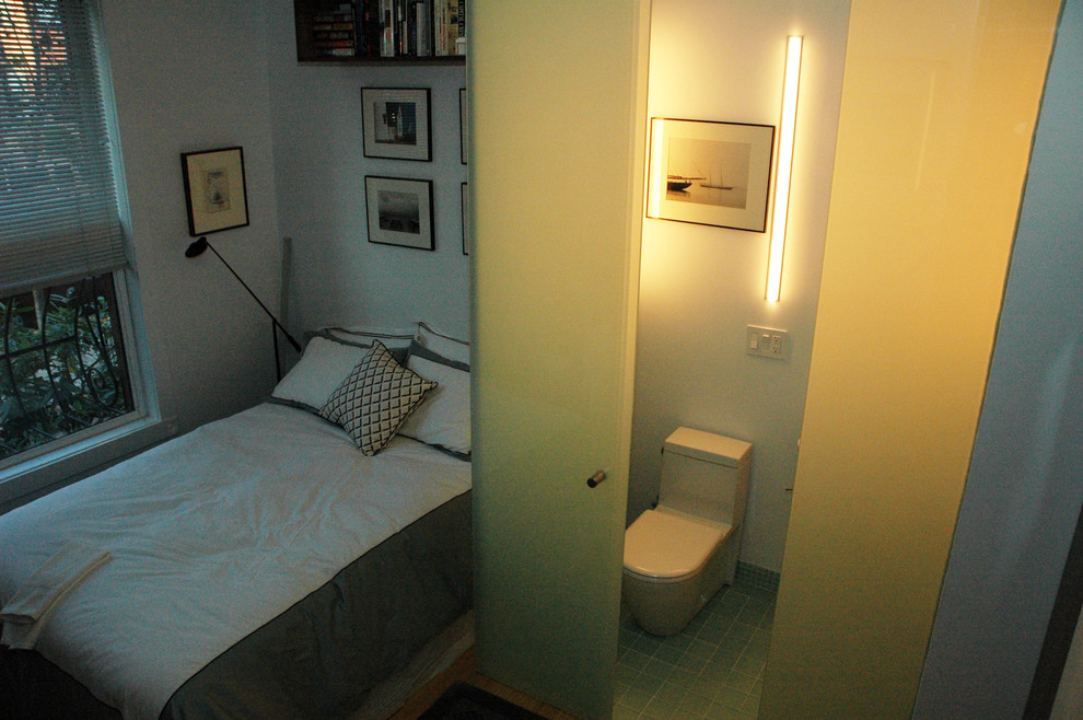 Стильный дизайн: ванная комната в современном стиле с фасадами с утопленной филенкой, угловым душем, синей плиткой, плиткой мозаикой, белыми стенами, стеклянной столешницей и синим полом - последний тренд