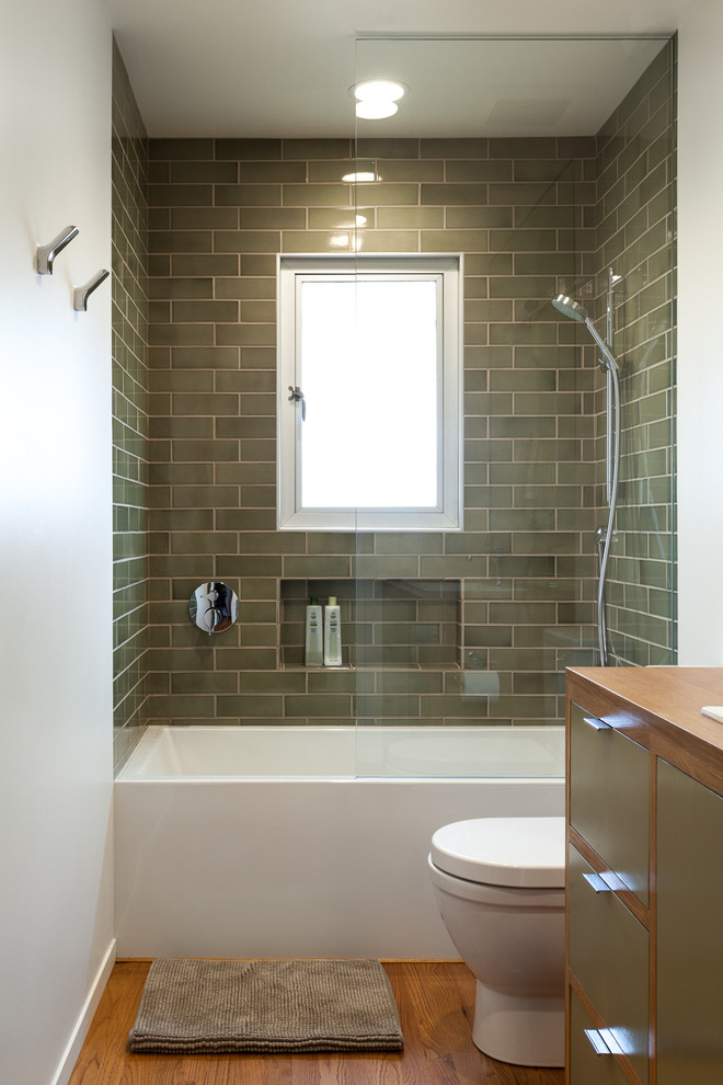 Свежая идея для дизайна: ванная комната в стиле ретро с ванной в нише, душем над ванной, зеленой плиткой и окном - отличное фото интерьера