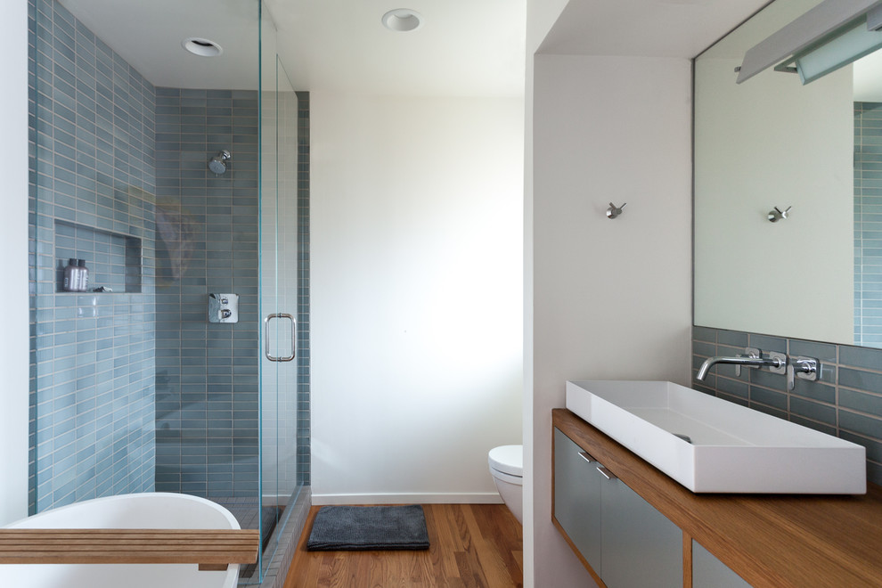 サクラメントにあるミッドセンチュリースタイルのおしゃれな浴室 (コーナー設置型シャワー、青いタイル、白い壁) の写真