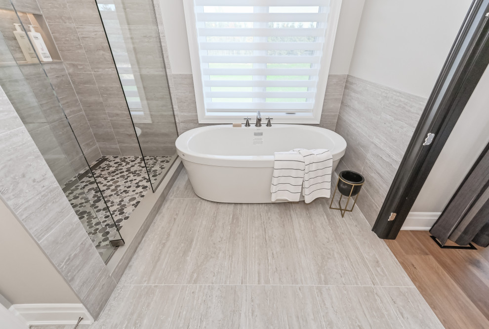 Modern inredning av ett stort en-suite badrum, med släta luckor, svarta skåp, en dusch i en alkov, grå kakel, porslinskakel, klinkergolv i porslin, grått golv och dusch med gångjärnsdörr
