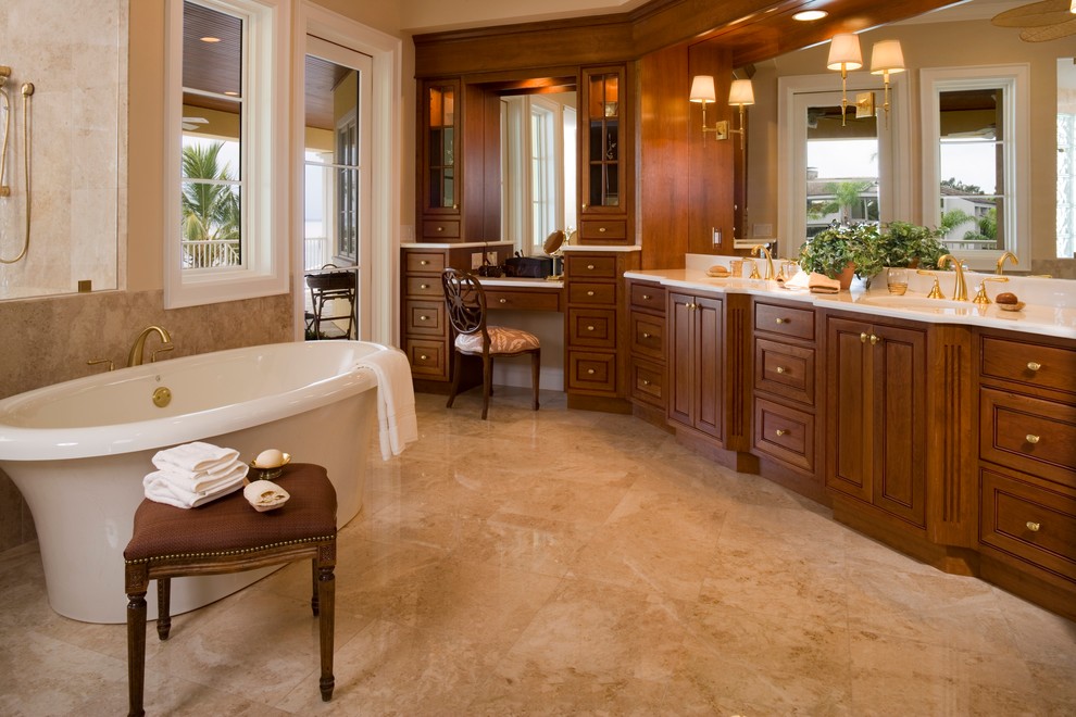 Immagine di una stanza da bagno tradizionale con vasca freestanding