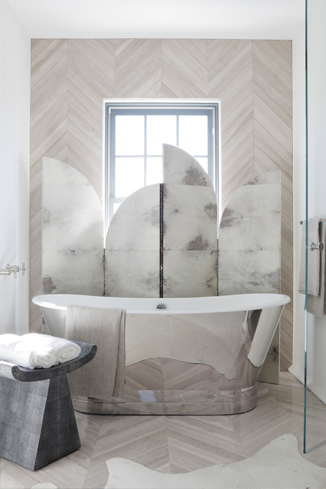 Idéer för att renovera ett funkis badrum, med ett fristående badkar och beige väggar