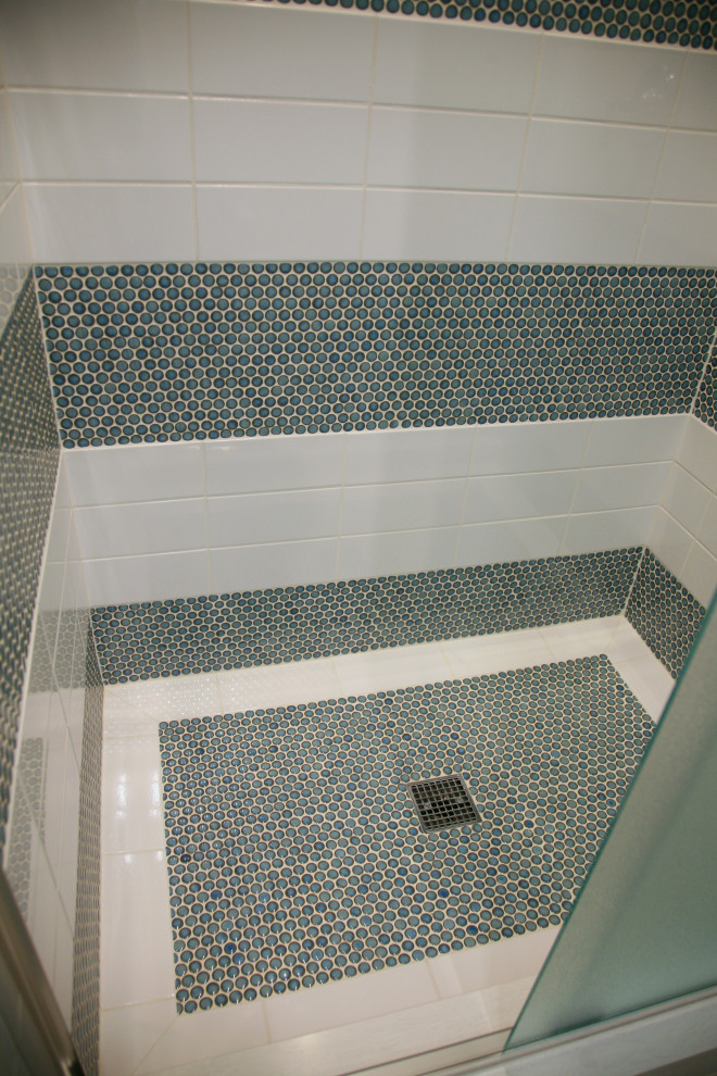 Immagine di una piccola stanza da bagno per bambini costiera