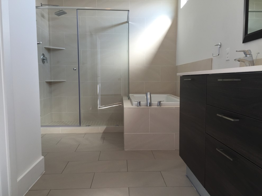 Aménagement d'une petite salle de bain moderne en bois foncé avec une vasque, un placard à porte plane, un plan de toilette en quartz modifié, une baignoire d'angle, une douche d'angle, WC à poser, un carrelage gris, des carreaux de porcelaine, un mur beige et un sol en carrelage de porcelaine.