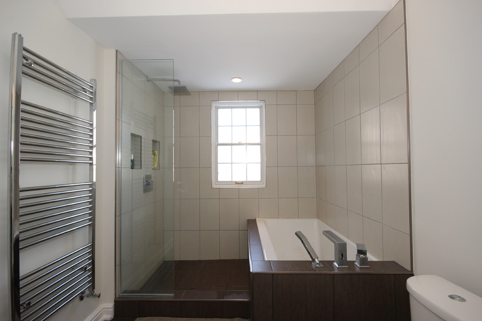 Diseño de cuarto de baño contemporáneo con bañera encastrada, combinación de ducha y bañera, sanitario de dos piezas y baldosas y/o azulejos de cerámica