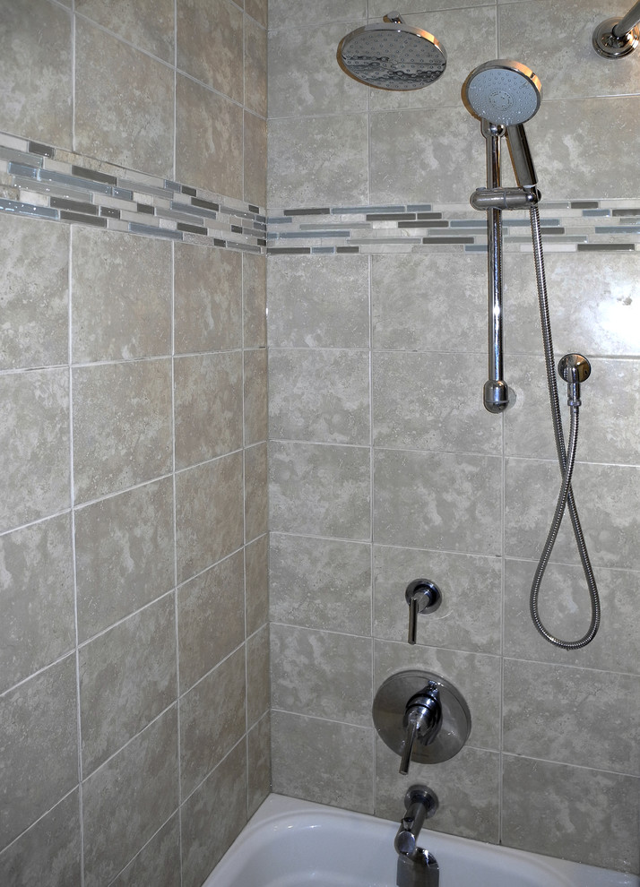 Immagine di una stanza da bagno padronale moderna di medie dimensioni con lavabo a colonna, vasca da incasso, vasca/doccia, WC monopezzo, piastrelle beige, piastrelle di cemento, pareti grigie e pavimento con piastrelle in ceramica