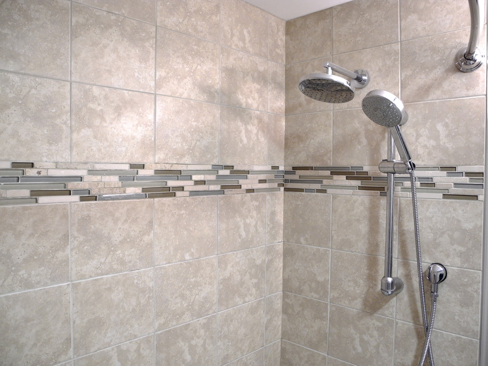 Bild på ett mellanstort funkis en-suite badrum, med ett piedestal handfat, ett platsbyggt badkar, en dusch/badkar-kombination, en toalettstol med hel cisternkåpa, beige kakel, cementkakel, grå väggar och klinkergolv i keramik