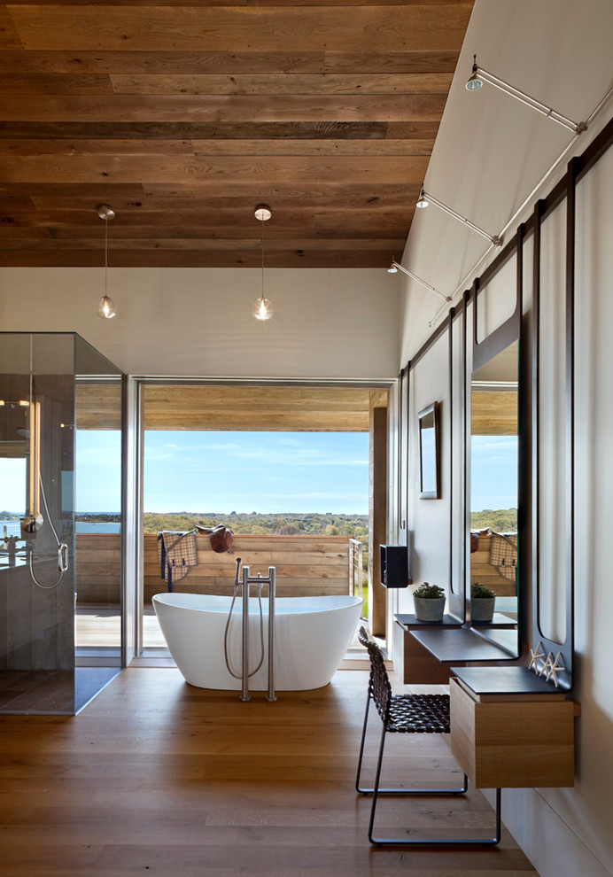 Пример оригинального дизайна: ванная комната в стиле неоклассика (современная классика) с отдельно стоящей ванной