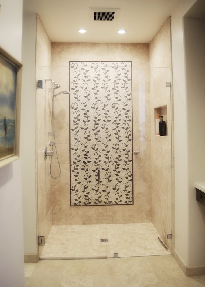 Exemple d'une grande douche en alcôve principale bord de mer en bois brun avec un placard avec porte à panneau encastré, WC à poser, un carrelage beige, du carrelage en pierre calcaire, un mur blanc, un sol en travertin, un lavabo encastré, un plan de toilette en marbre, un sol beige et une cabine de douche à porte battante.