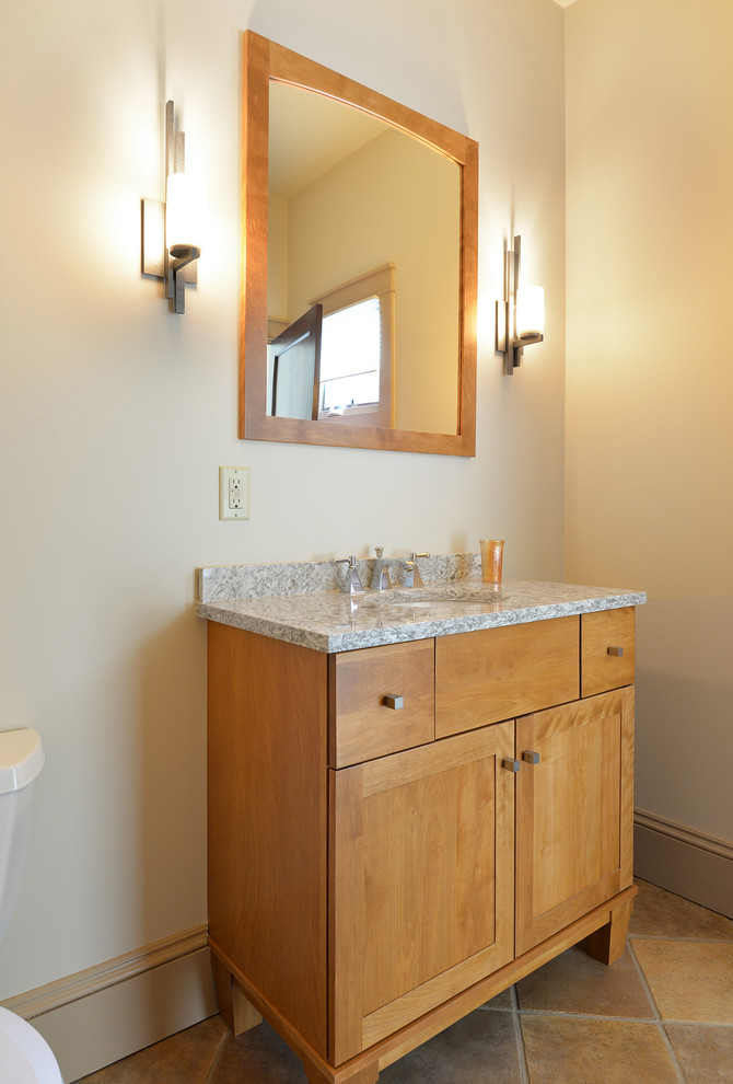 Immagine di una stanza da bagno chic con ante lisce, doccia aperta, piastrelle marroni, piastrelle in ceramica e pavimento con piastrelle in ceramica