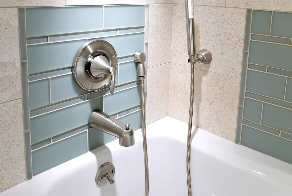 Inspiration för ett vintage badrum, med släta luckor, en öppen dusch, blå kakel, glaskakel och klinkergolv i småsten