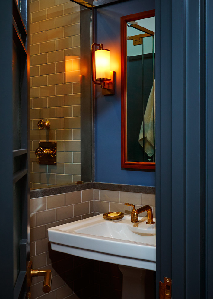 Idee per una stanza da bagno con doccia boho chic di medie dimensioni con piastrelle beige e lavabo a colonna