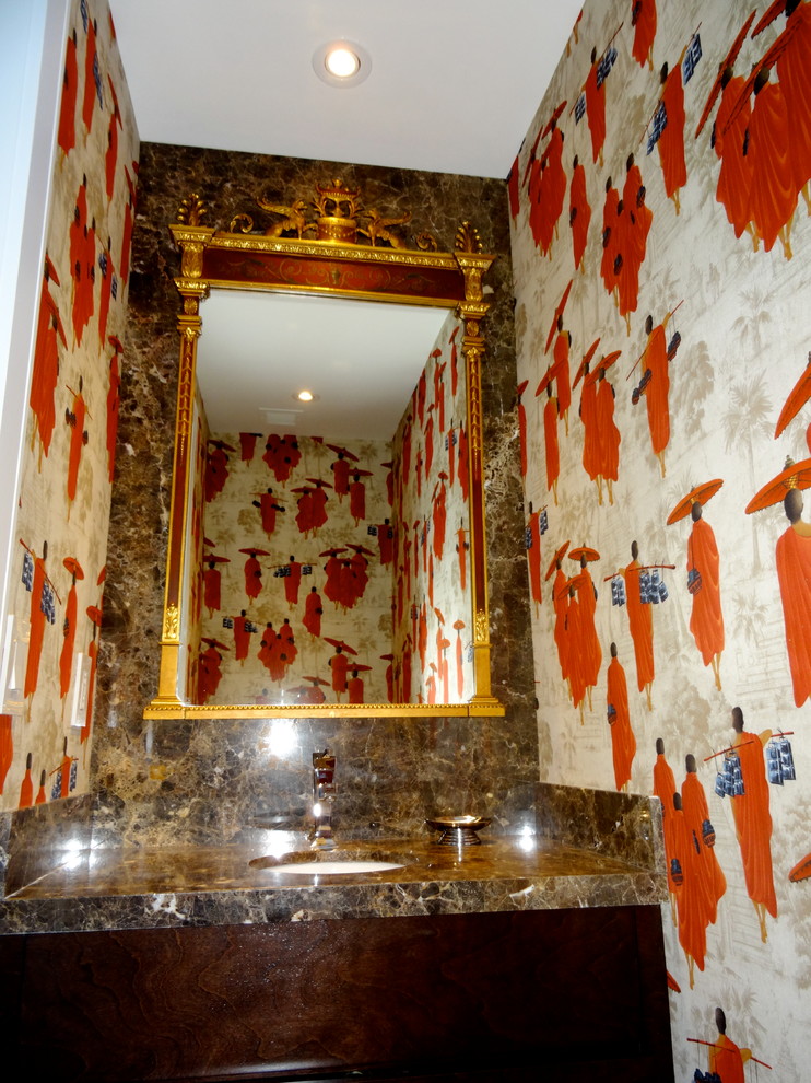На фото: туалет среднего размера в стиле неоклассика (современная классика) с врезной раковиной, фасадами островного типа, темными деревянными фасадами, мраморной столешницей, унитазом-моноблоком, коричневой плиткой, разноцветными стенами и мраморным полом