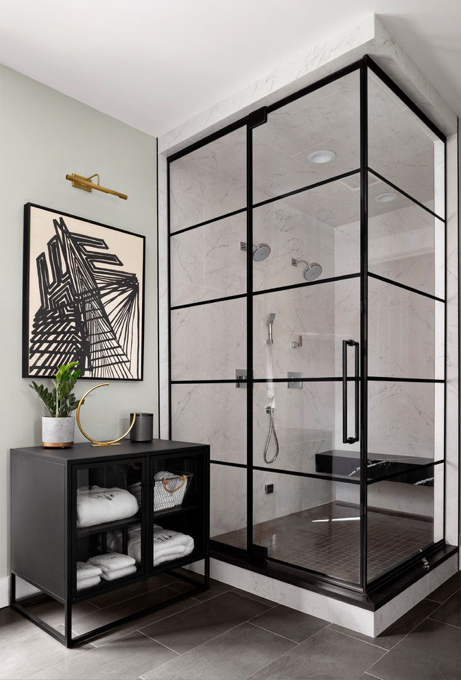 Cette image montre une grande salle de bain principale minimaliste avec une douche d'angle, un sol en carrelage de céramique, un sol gris et une cabine de douche à porte battante.