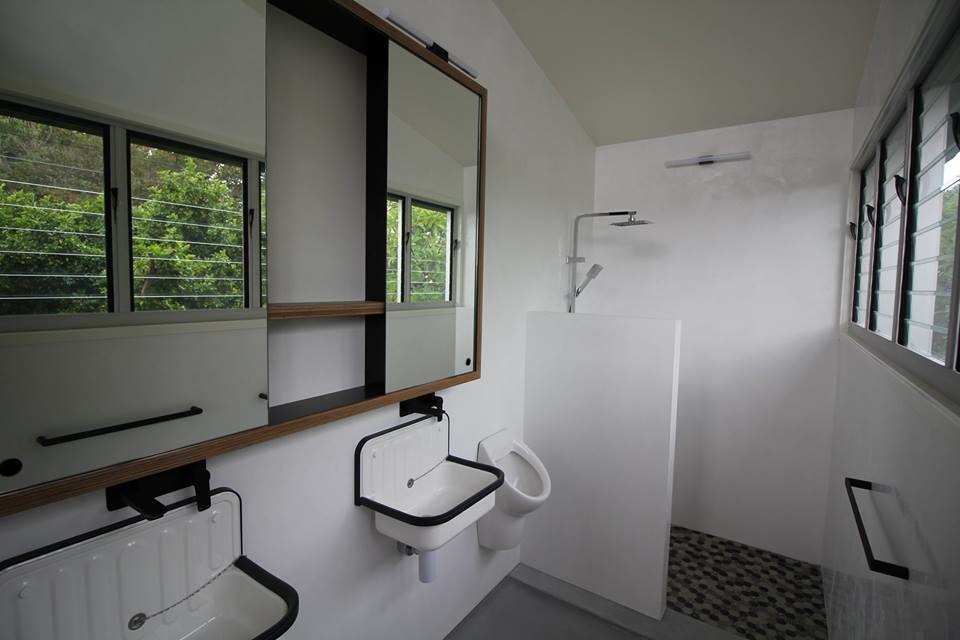 Idee per una stanza da bagno industriale di medie dimensioni con doccia alcova, orinatoio, piastrelle bianche, piastrelle in gres porcellanato, pavimento in cemento, lavabo sospeso e doccia aperta