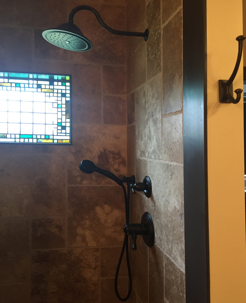 Пример оригинального дизайна: большая главная ванная комната в стиле рустика с фасадами в стиле шейкер, фасадами цвета дерева среднего тона, отдельно стоящей ванной, душем в нише, раздельным унитазом, бежевой плиткой, каменной плиткой, синими стенами, полом из травертина, врезной раковиной и столешницей из гранита