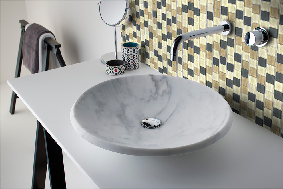 Exempel på ett mellanstort modernt badrum med dusch, med ett fristående handfat, öppna hyllor, svarta skåp, marmorbänkskiva, keramikplattor, beige väggar och klinkergolv i keramik
