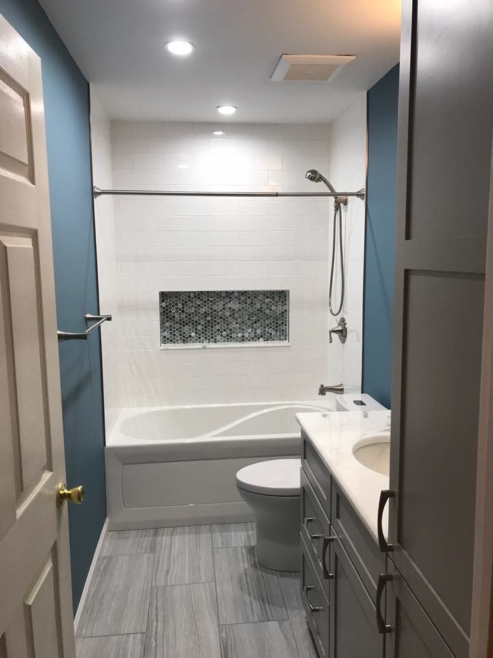 Idéer för att renovera ett litet vintage badrum med dusch, med grå skåp, ett badkar i en alkov, en dusch i en alkov, en toalettstol med hel cisternkåpa, vit kakel, keramikplattor, blå väggar, klinkergolv i porslin, ett undermonterad handfat, bänkskiva i kvarts, beiget golv och dusch med duschdraperi