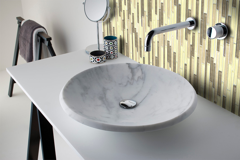 Idéer för ett mellanstort modernt badrum med dusch, med ett fristående handfat, öppna hyllor, svarta skåp, marmorbänkskiva, vit kakel, keramikplattor, beige väggar och klinkergolv i porslin