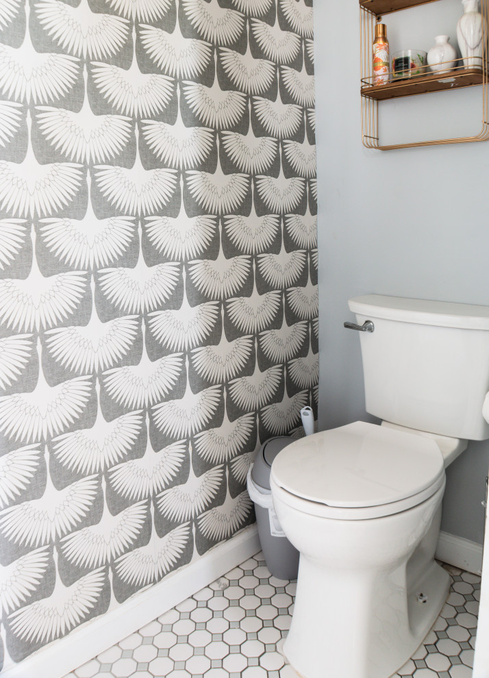 Modelo de cuarto de baño único y flotante moderno con baldosas y/o azulejos grises, paredes grises, suelo de baldosas de cerámica, suelo blanco, hornacina y papel pintado