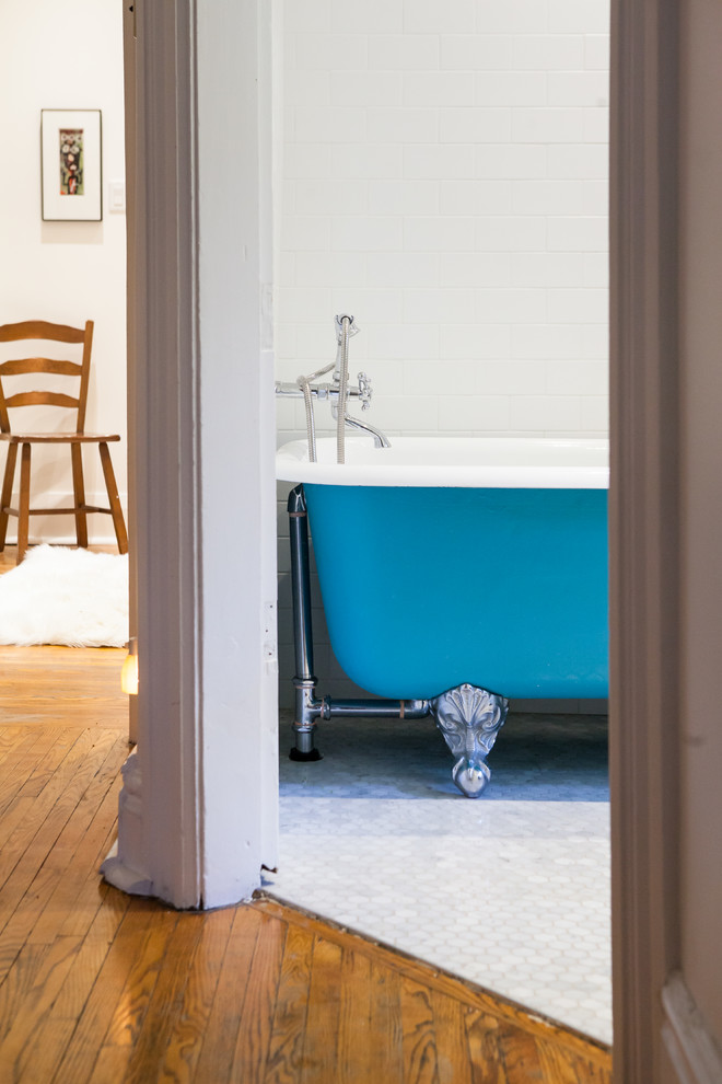 Esempio di una stanza da bagno classica con vasca con piedi a zampa di leone, pareti bianche e pavimento con piastrelle a mosaico