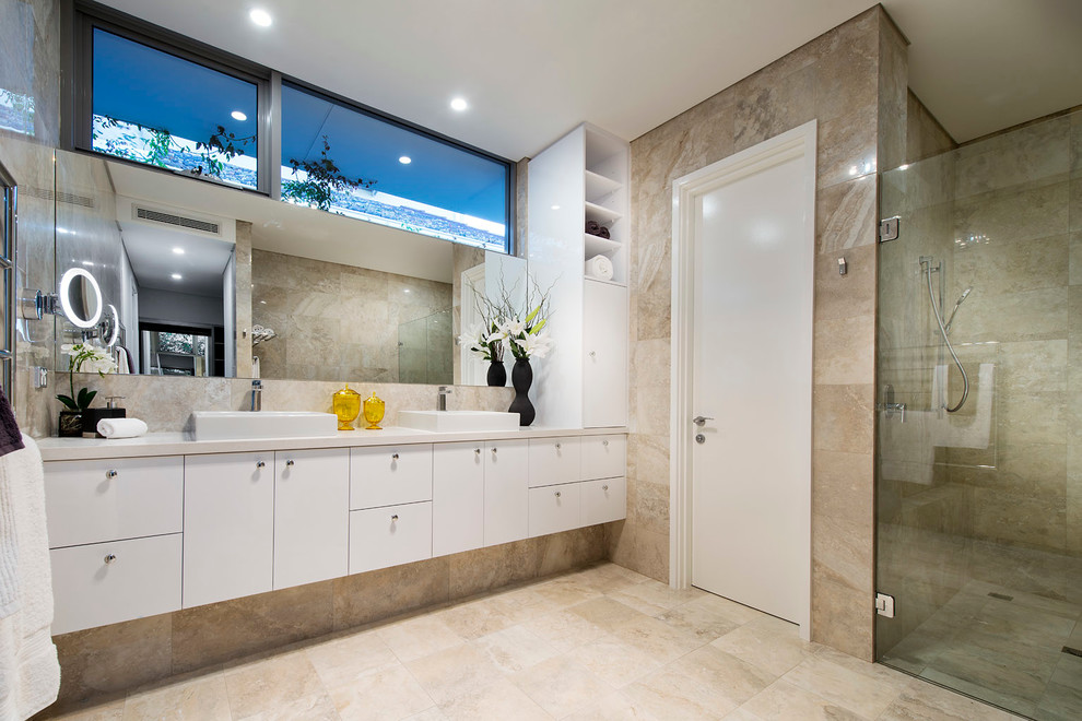 パースにあるラグジュアリーな広いコンテンポラリースタイルのおしゃれな浴室の写真