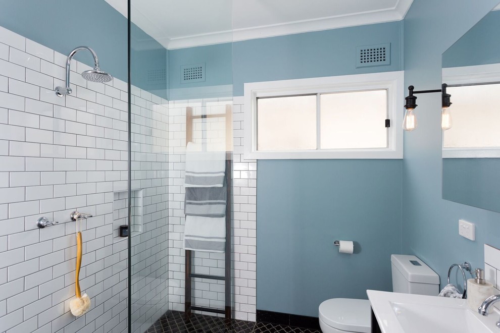Immagine di una piccola stanza da bagno padronale tradizionale con doccia aperta, pistrelle in bianco e nero, piastrelle diamantate, pareti blu e pavimento con piastrelle a mosaico