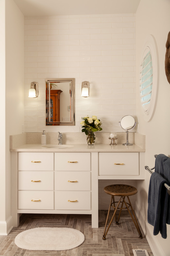 Immagine di una piccola stanza da bagno con doccia tradizionale con ante lisce, ante bianche, piastrelle bianche, pareti bianche, lavabo sottopiano e top beige
