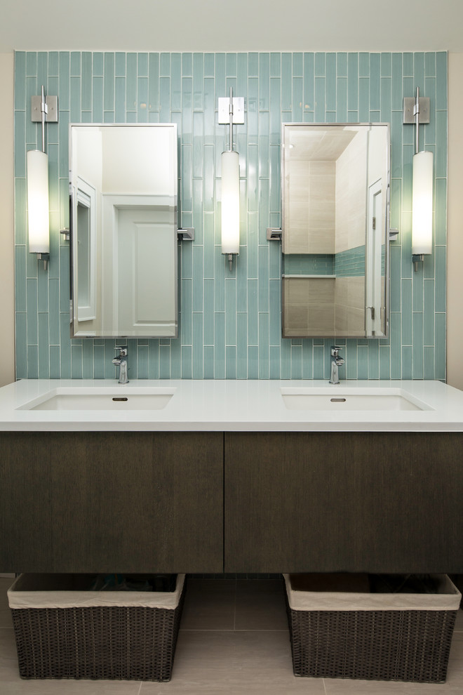 На фото: главная ванная комната среднего размера в стиле модернизм с накладной раковиной, плоскими фасадами, фасадами цвета дерева среднего тона, столешницей из искусственного кварца, синей плиткой, стеклянной плиткой, бежевыми стенами и полом из керамогранита