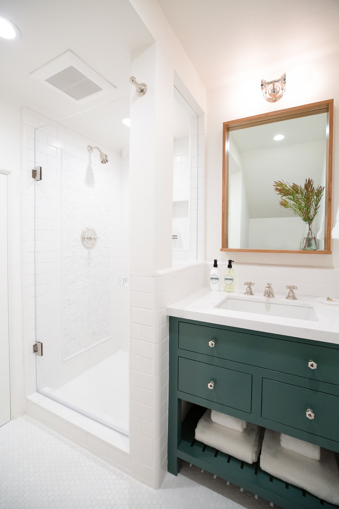 サンタバーバラにあるトランジショナルスタイルのおしゃれな浴室 (フラットパネル扉のキャビネット、緑のキャビネット、アルコーブ型シャワー、白いタイル、サブウェイタイル、白い壁、モザイクタイル、アンダーカウンター洗面器、白い床、開き戸のシャワー、白い洗面カウンター) の写真